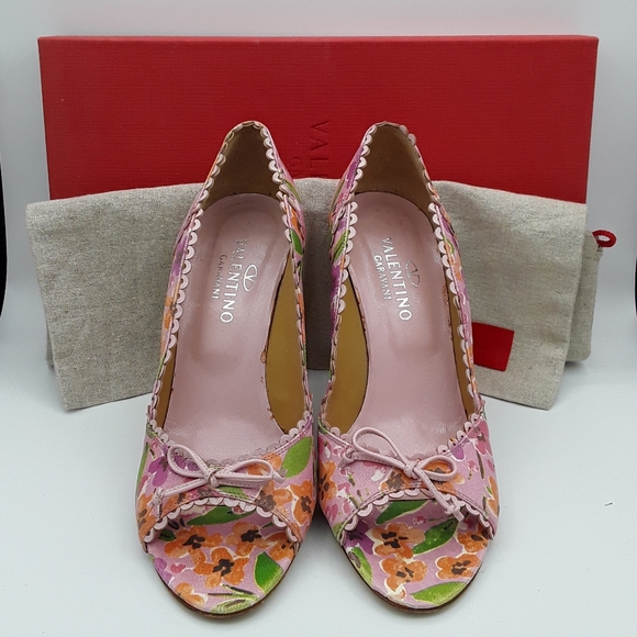 Valentino Garavani Shoes - Valentino Garavani open toed pump